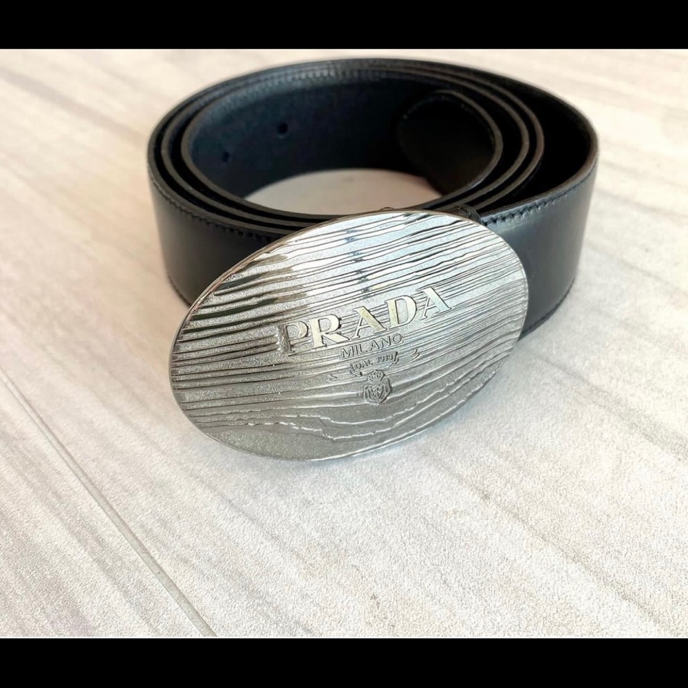 GORGEOUS Men’s vintage Prada black leather belt with silver oval buckle. Size 90